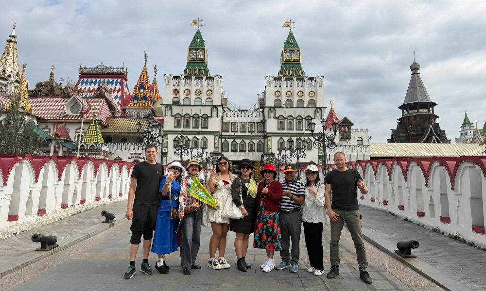 Đoàn khách tham gia tour du lịch Nga - trước điện Kremlin