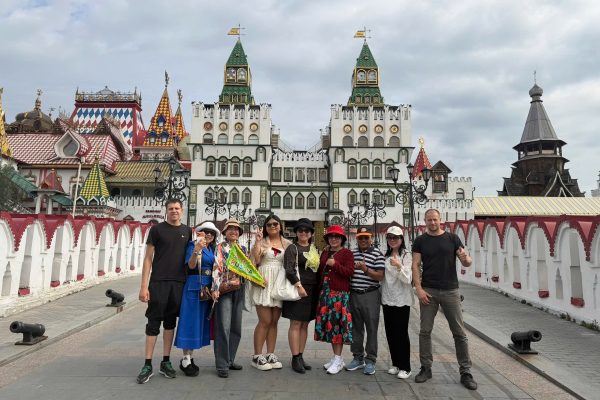 Đoàn khách tham gia tour du lịch Nga - trước điện Kremlin
